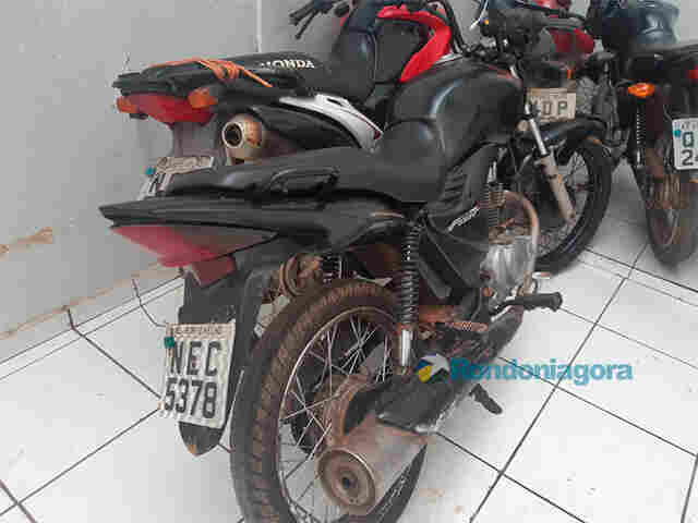 Jovem presa com moto adulterada e documento falso culpa o marido