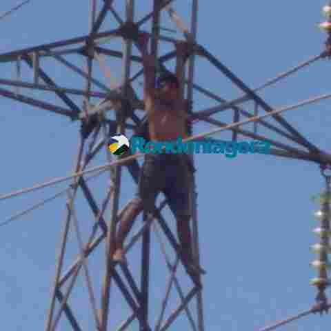 Vídeo: Bombeiros tentam convencer homem a descer de torre de energia
