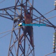 Vídeo: Bombeiros tentam convencer homem a descer de torre de energia