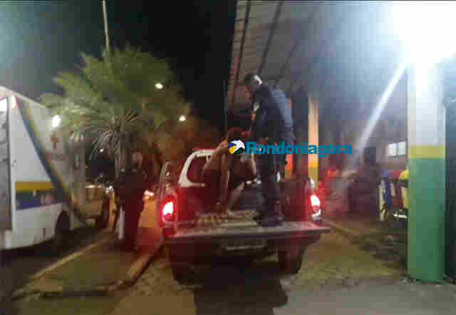 Mulher ataca namorado embriagado com várias facadas e foge