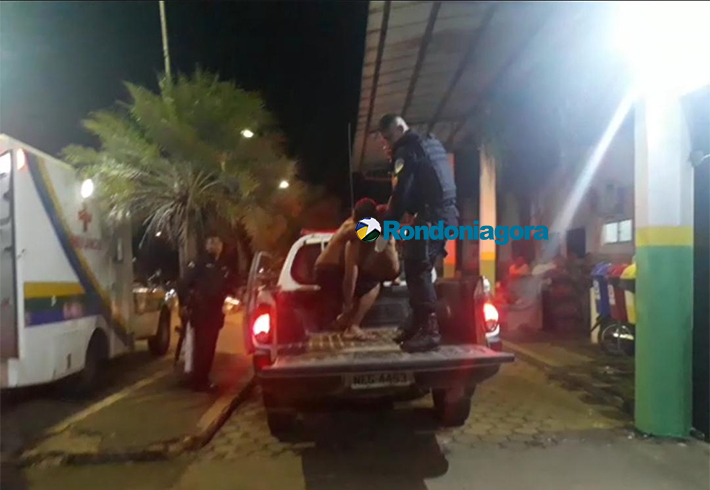 Mulher ataca namorado embriagado com várias facadas e foge