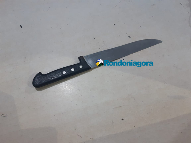 Casal é atacado com faca no meio da rua