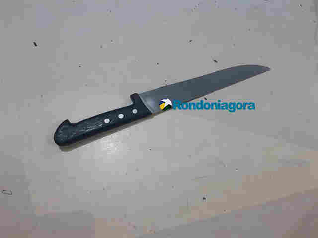 Casal é atacado com faca no meio da rua