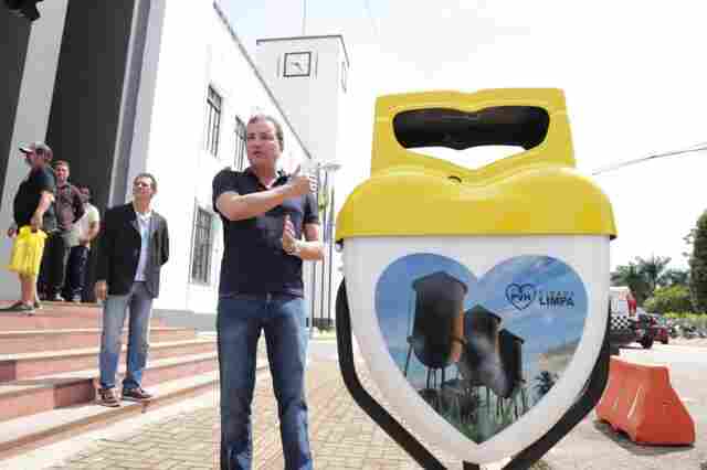 Prefeito Hildon Chaves vistoria instalação de novas lixeiras e caminhão “vassourão”
