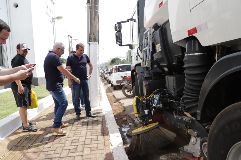 Prefeito Hildon Chaves vistoria instalação de novas lixeiras e caminhão “vassourão”