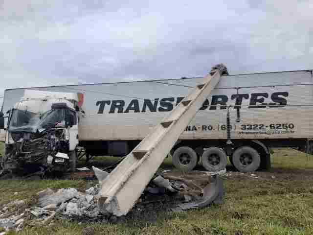 Caminhão derruba poste na BR-364 e afeta abastecimento de energia em Candeias e Itapuã