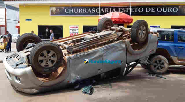 Motorista invade preferencial e causa capotamento no centro da Capital