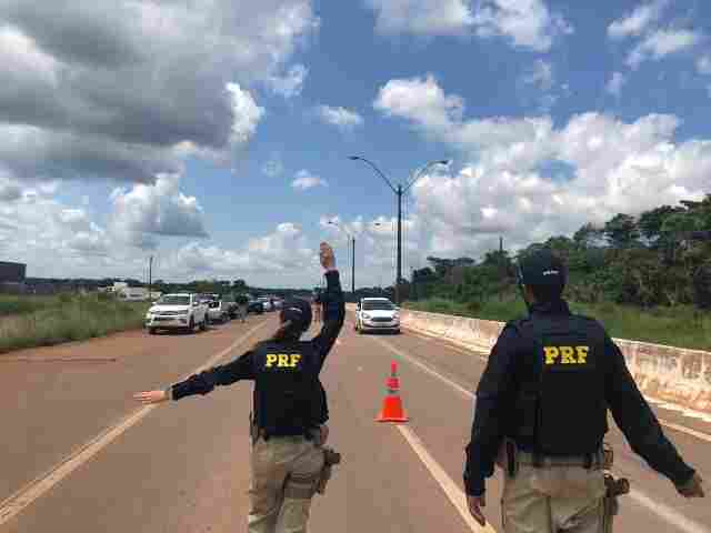 Na primeira operação do ano, PRF prende foragidos e vistoria quase 400 veículos na Capital
