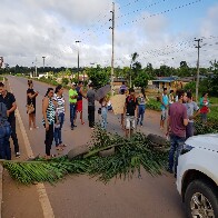Moradores de Candeias interditam a BR-364 em protesto