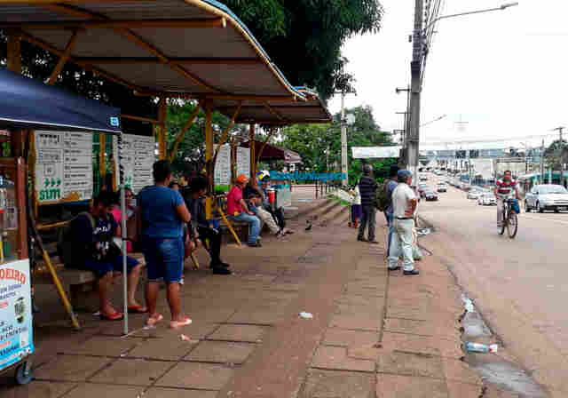 Sem receber salários, trabalhadores paralisam transporte coletivo na Capital