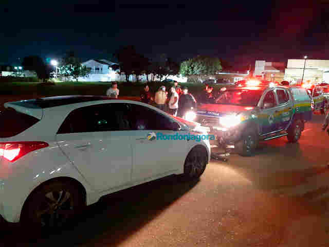 Motorista embriagado colide carro em viatura da PM
