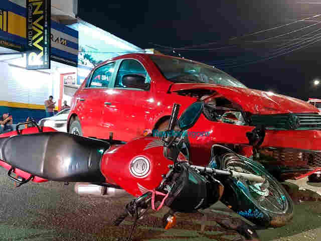 Motociclista fica lesionado após colisão com carro que invadiu pista