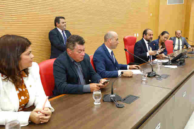 Em sessões extraordinárias, deputados aprovam três projetos encaminhados pelo Executivo