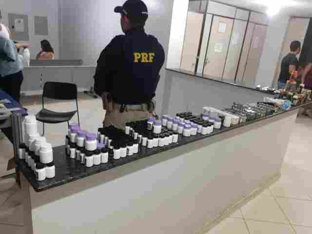 PRF apreende anabolizantes, arma de fogo e prende foragido