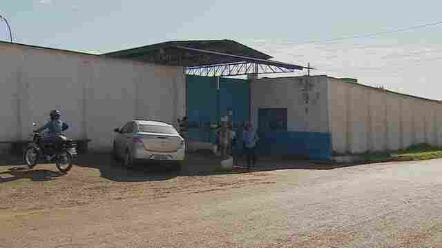 Homem é preso tentando jogar celulares para dentro de presídio