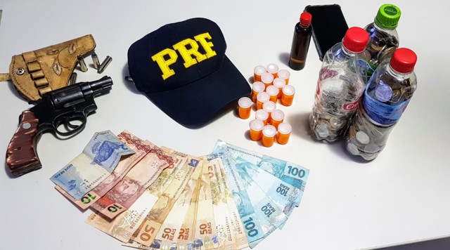 Caminhoneiro é preso com arma e 180 comprimidos de “rebite”
