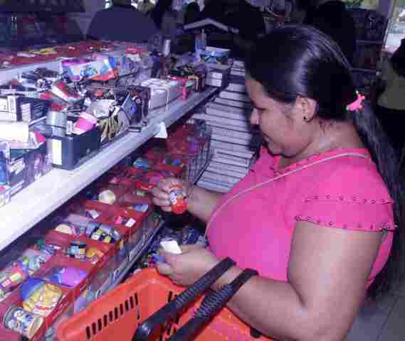 Ipem fiscaliza papelarias e alerta pais sobre os cuidados na hora de comprar o material escolar