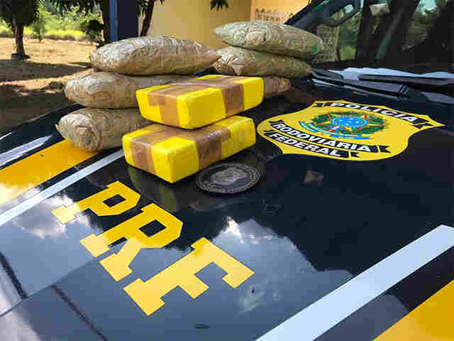 PRF apreende mais de 8 quilos de cocaína e peixe em táxis