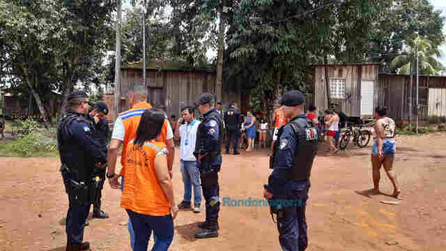 Moradores impedem veículos da Energisa de saírem de área, após cortes determinados pela Defesa Civil