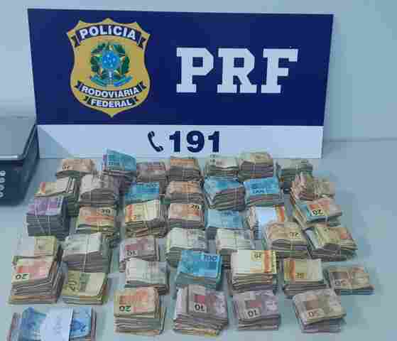 PRF prende dupla com quase R$ 200 mil