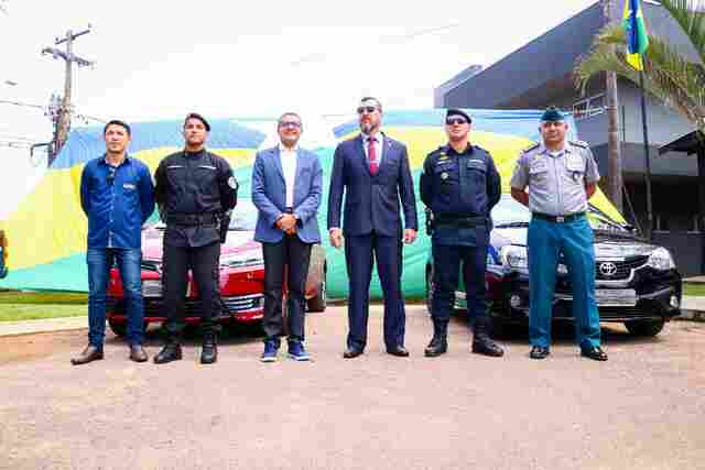 Deputado Alex Silva entrega duas viaturas para o Batalhão de Operações Especiais