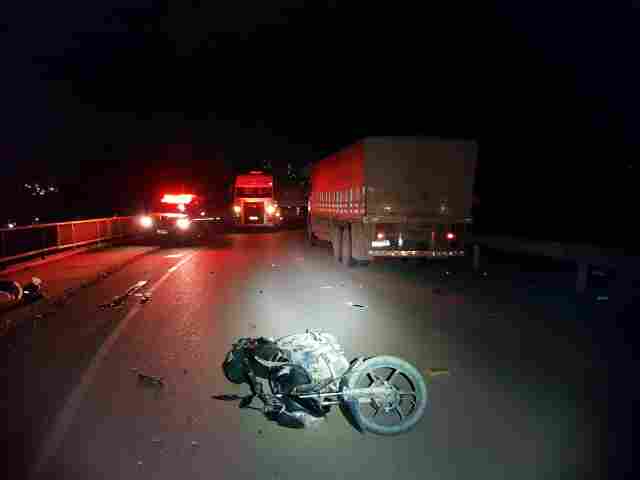 Motociclista fica ferido após colidir moto em caminhão, na ponte do Rio Madeira