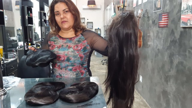 Solidariedade: empresária doa perucas para elevar estima de pacientes com câncer