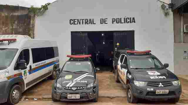 Dupla arromba comércio no centro e agride proprietário