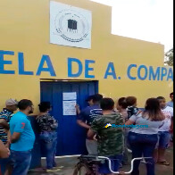 Pais de alunos protestam e exigem mais segurança em escola de onde criança foi levada por estuprador