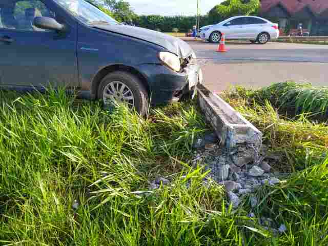 Motorista perde controle de veículo, invade canteiro na BR 364 e derruba poste