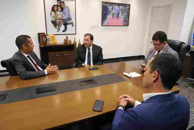 Prefeitura e Governo buscam solução para fornecer água tratada e esgoto