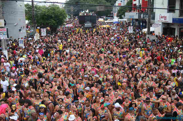 A folia dos 40 anos da Banda do Vai Quem Quer em centenas de fotos e vídeo