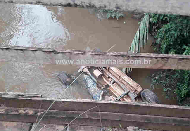 Jovem morre após carro cair de ponte