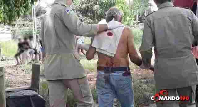 Idoso é atacado a pauladas e facadas