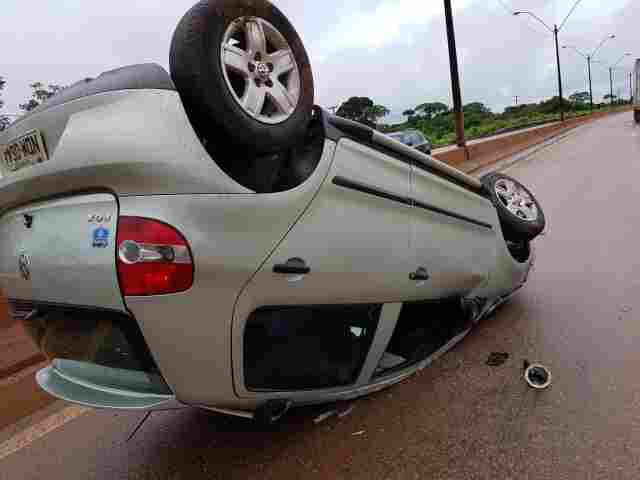 Motorista perde controle e veículo capota na BR-364, em Porto Velho