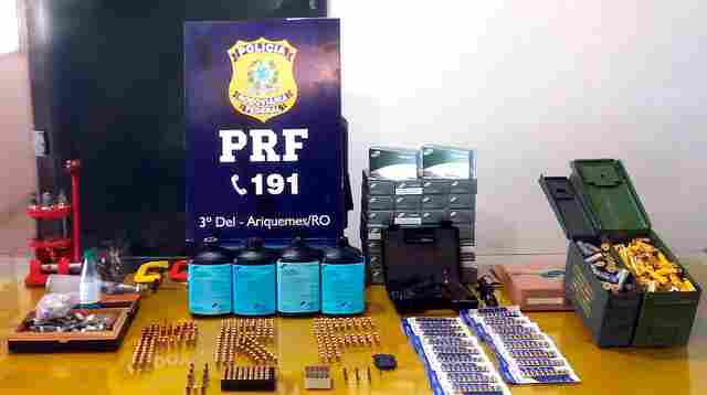 Dois homens são presos com arma, munições e pólvora