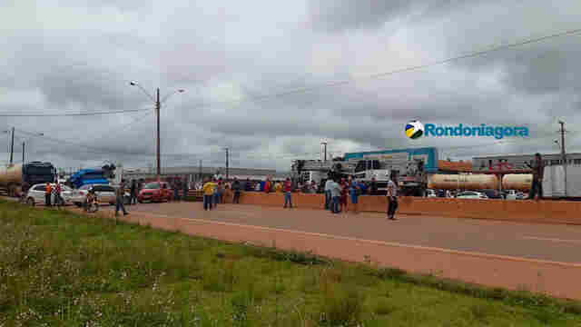 Vídeo: Manifestantes fecham a BR-364 exigindo ICMS menor para combustíveis