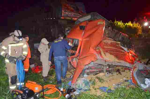 Motorista morre após colisão entre caminhões na BR-364