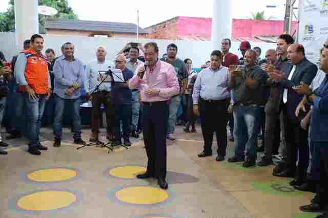 Prefeito assina ordem de serviços para retomar obras no Flamboyant e avenida Mamoré