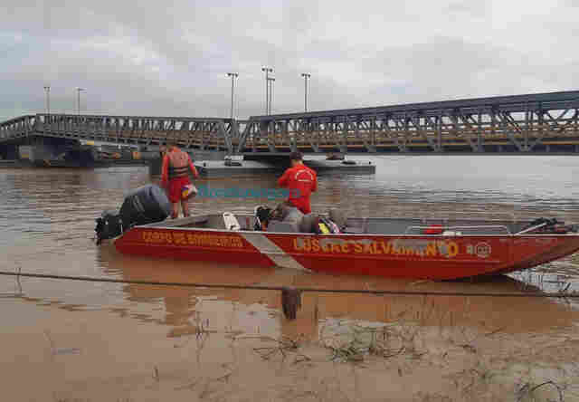 Vídeo: Corpo de Bombeiros reinicia buscas para tentar localizar corpo de morador de rua