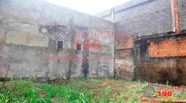 Corpo de mulher é encontrado com marcas de violência em terreno baldio