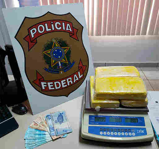 Ação da PF na rodoviária da Capital prende um e apreende mais de quatro quilos de cocaína