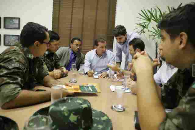 Prefeito faz parceria com 5º BEC para asfaltar bairros em Porto Velho