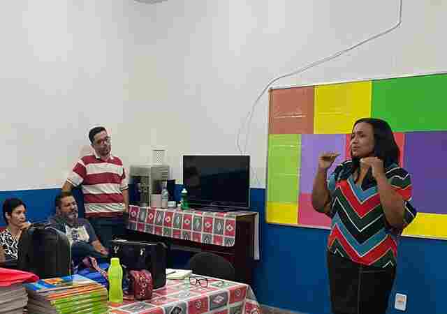 Vereadora Joelna Holder recebe demandas de professores da rede municipal.