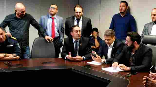 Deputado Eyder Brasil, Governo e associações da Polícia Militar e Bombeiros discutem sobre o realinhamento salarial