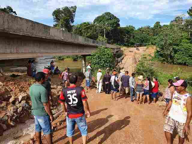 Moradores bloqueiam acesso no Ramal Aliança em protesto por obras em ponte