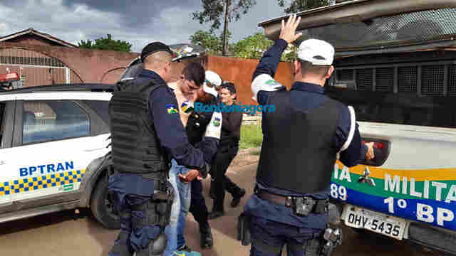 Criminosos tentam roubar casa, fazem família refém e se entregam com a chegada da PM