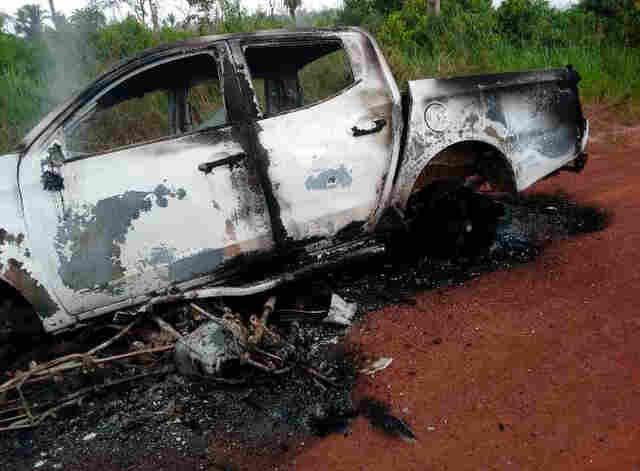 Casal morre após colisão frontal entre caminhonete e moto; veículos pegaram fogo