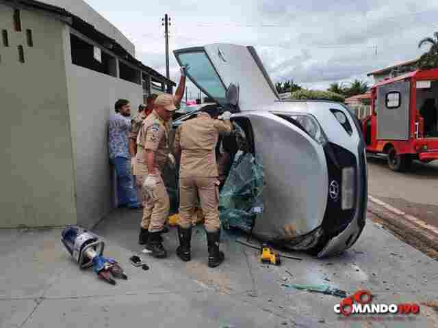 Acidente envolvendo dois veículos deixa vítima presa nas ferragens