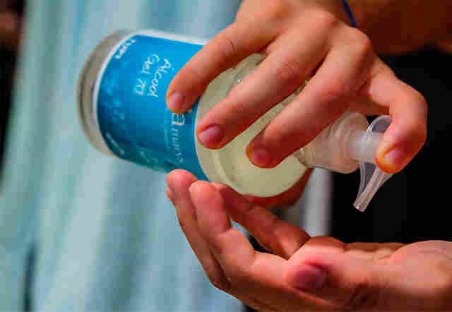 Coronavírus: Procon limita venda de álcool em gel e caixa de máscaras a uma unidade por pessoa